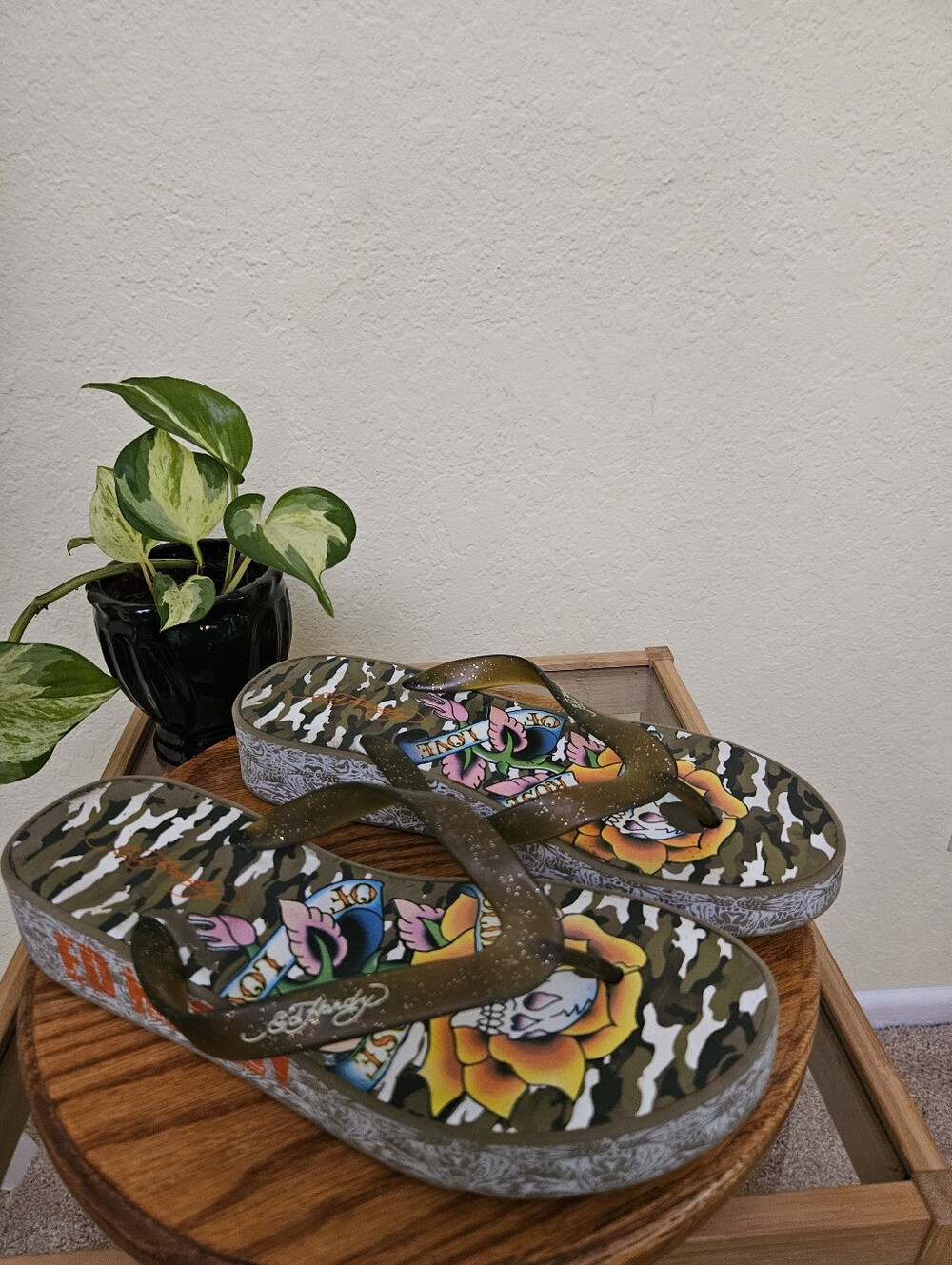 Ed Hardy Camo Skull Rose Flip-flop Sandals Sz 8